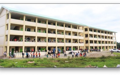 <p><strong>NEW BUILDING</strong>. A newly completed high-rise school building inside tthe campus of Kananga National High School in Kananga, Leyte. (Photo courtesy of <em>DPWH</em>)</p>